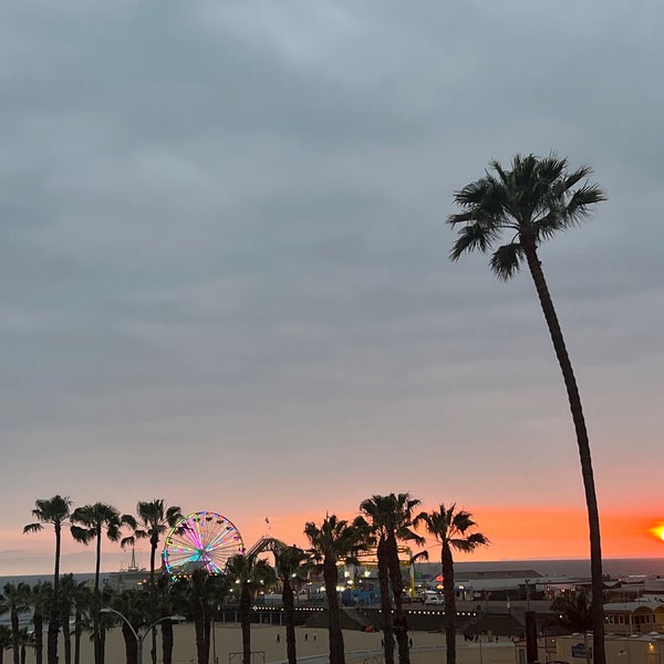 รูปภาพถ่ายที่ Loews Santa Monica Beach Hotel โดย Kim A. เมื่อ 4/1/2022