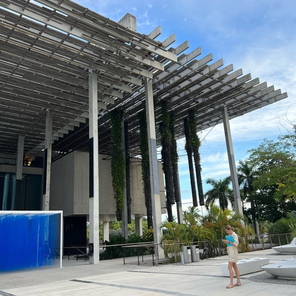 Foto diambil di Pérez Art Museum Miami (PAMM) oleh Kim A. pada 11/30/2022