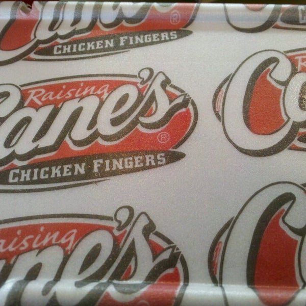 รูปภาพถ่ายที่ Raising Cane&#39;s Chicken Fingers โดย Scott C. เมื่อ 4/3/2013