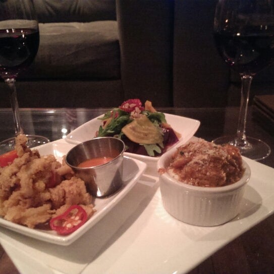 Photo taken at Sonoma Restaurant and Wine Bar by iChantha on 2/1/2014