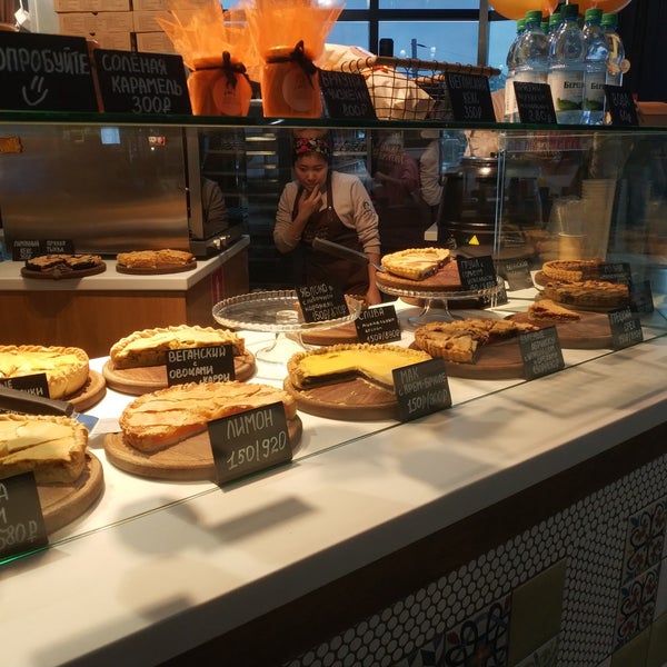 Рестмаркет. Выкладка выпечки на витрине. Магазин пироги москва. Шоколадница самарканд кафе. Магазин пироги москва.