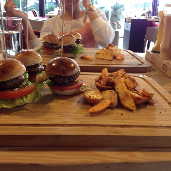 Foto scattata a Ora&#39; Steak &amp; Burgers da Yunus Emre Ş. il 8/4/2015