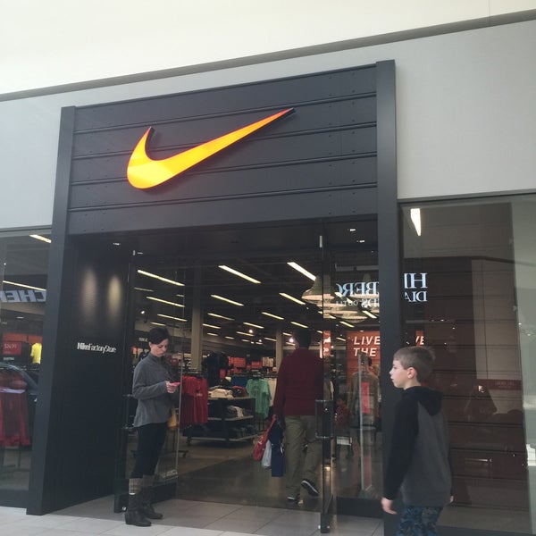 Foto scattata a Nike Factory Store da Claudia A. il 11/8/2015