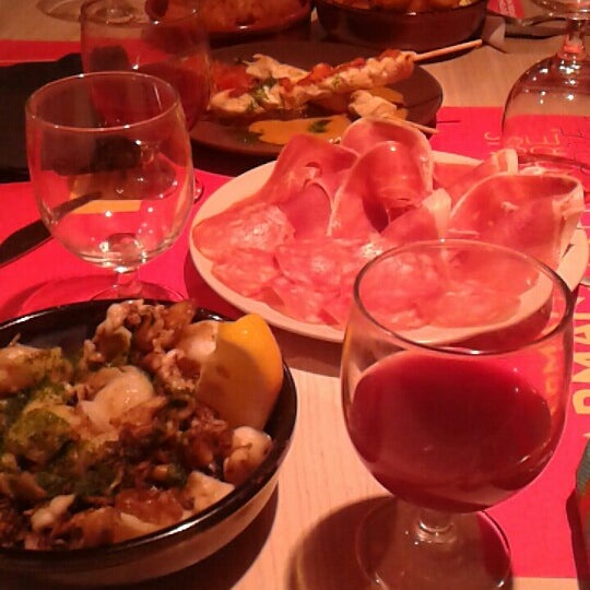 Bar à tapas in the heart of Aix (just behind the rue de la Verrerie). Big variety of tapas + sangria + dessert for around 25€