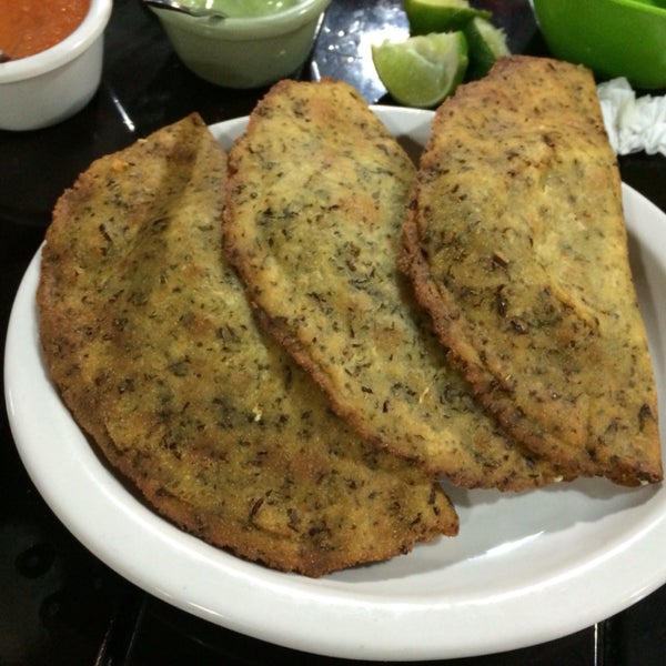 Aquí probé empanadas de chaya, están buenas y la horchata ni se diga, frente al malecón