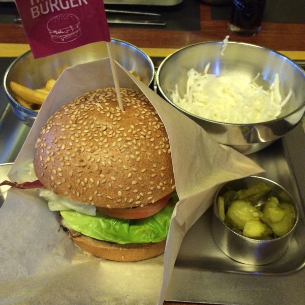 Foto tirada no(a) The Burger por Alena S. em 12/3/2015