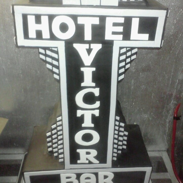 Photo prise au Hotel Victor Bar and Grill par Omar Y. le7/23/2013
