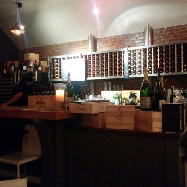 Foto diambil di 3Twenty Wine Lounge oleh Cara C. pada 4/3/2014
