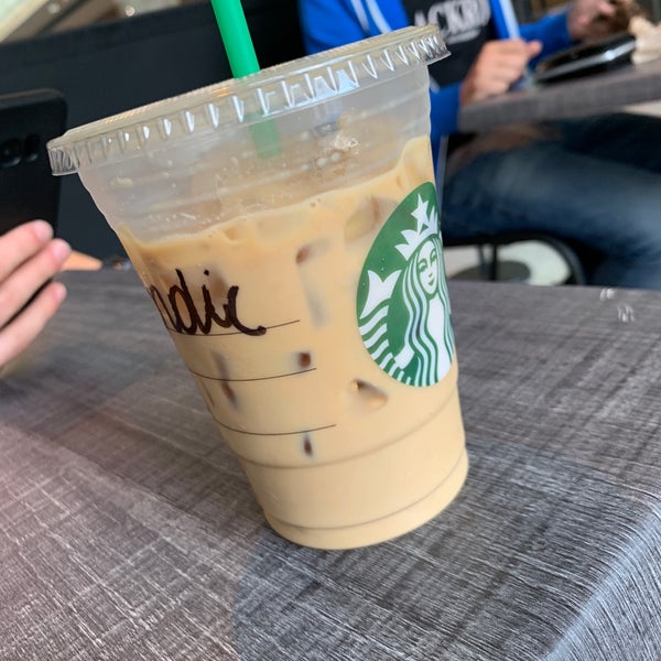 Снимок сделан в Starbucks пользователем Yordi V. 6/19/2019