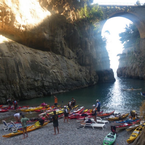 Das Foto wurde bei Amalfi Kayak Tours, Italy von Amalfi K. am 7/21/2013 aufgenommen