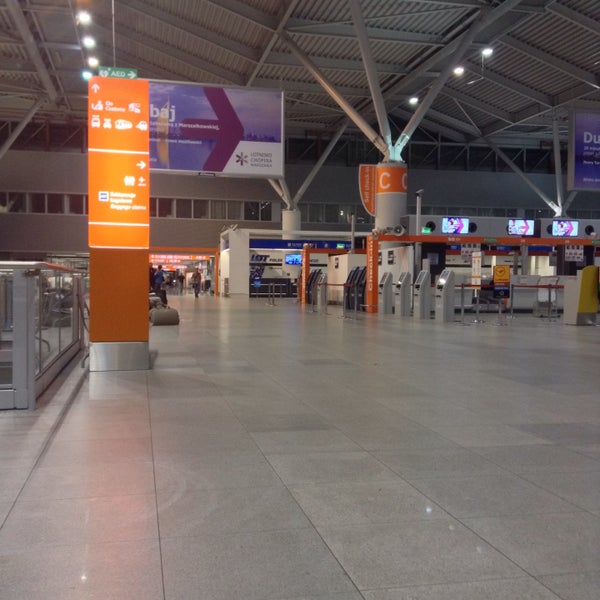 Foto tirada no(a) Aeroporto Frédéric Chopin de Varsóvia (WAW) por Kristina D. em 6/9/2015