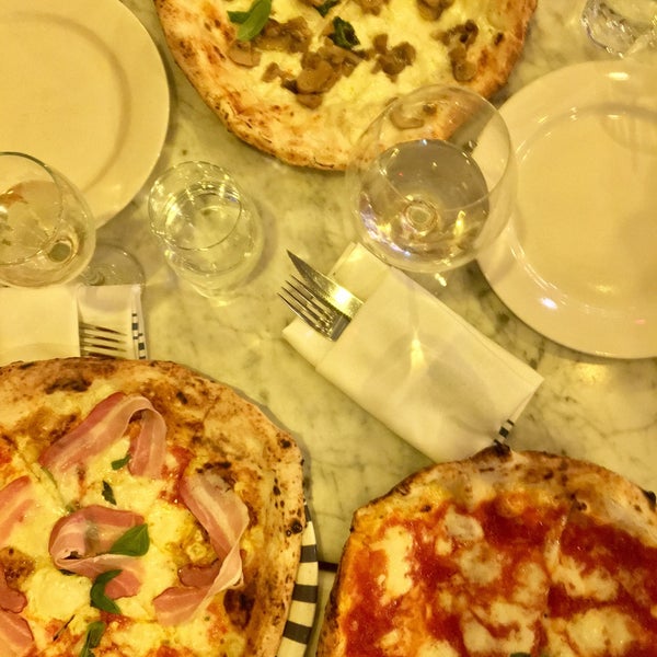 6/24/2018 tarihinde Rachel K.ziyaretçi tarafından Sorbillo Pizzeria'de çekilen fotoğraf