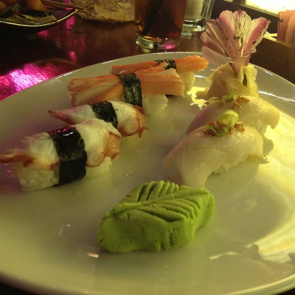 Foto scattata a Umi Sushi Bar &amp; Grill da Holly B. il 1/19/2013