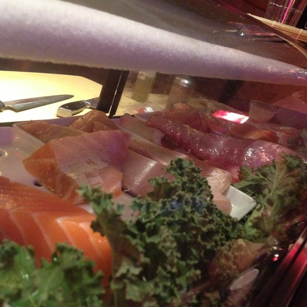 รูปภาพถ่ายที่ Umi Sushi Bar &amp; Grill โดย Holly B. เมื่อ 5/18/2013