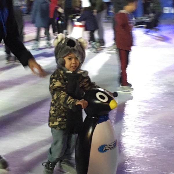 Снимок сделан в Union Square Ice Skating Rink пользователем Connie T. 12/17/2015