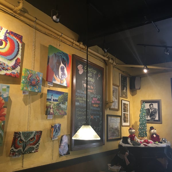 Foto diambil di Aromas Coffeehouse Bakeshop &amp; Cafe oleh Angel L. pada 1/4/2016