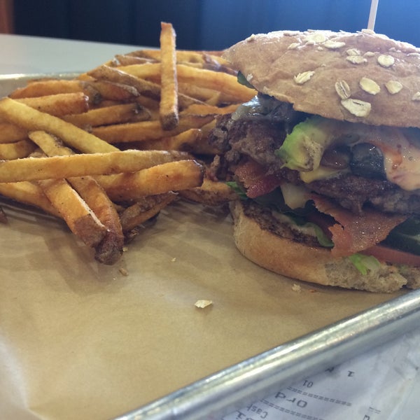 1/16/2015 tarihinde Juan G.ziyaretçi tarafından MOOYAH Burgers, Fries &amp; Shakes'de çekilen fotoğraf
