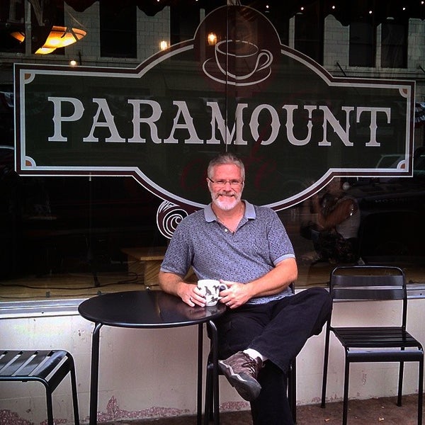 Foto tirada no(a) Paramount Cafe por Ken F. em 8/5/2014