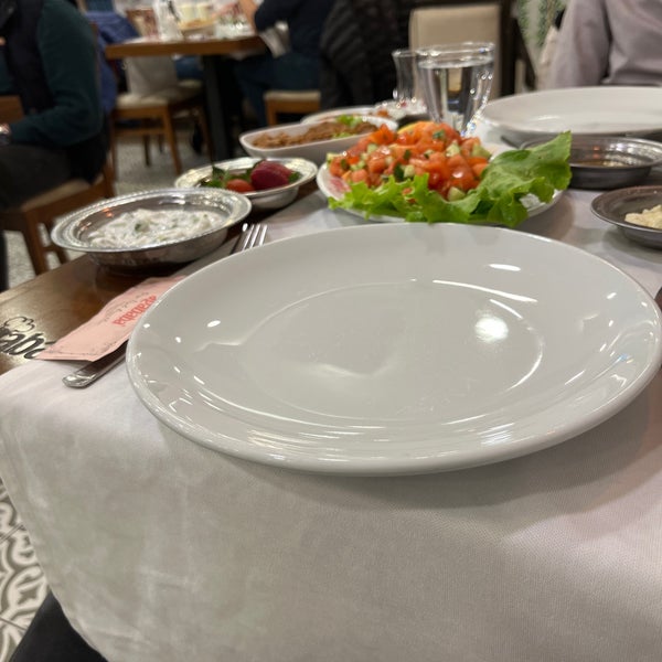 Das Foto wurde bei Ağababa Döner &amp; Yemek Restaurant von Sinan am 4/17/2022 aufgenommen