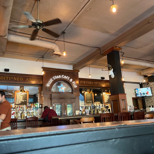 10/1/2022 tarihinde KC S.ziyaretçi tarafından Blue Star Cafe &amp; Pub'de çekilen fotoğraf