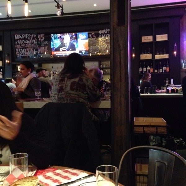 Foto diambil di Pizza &amp; Brew Scarsdale oleh Lauren K. pada 2/28/2014