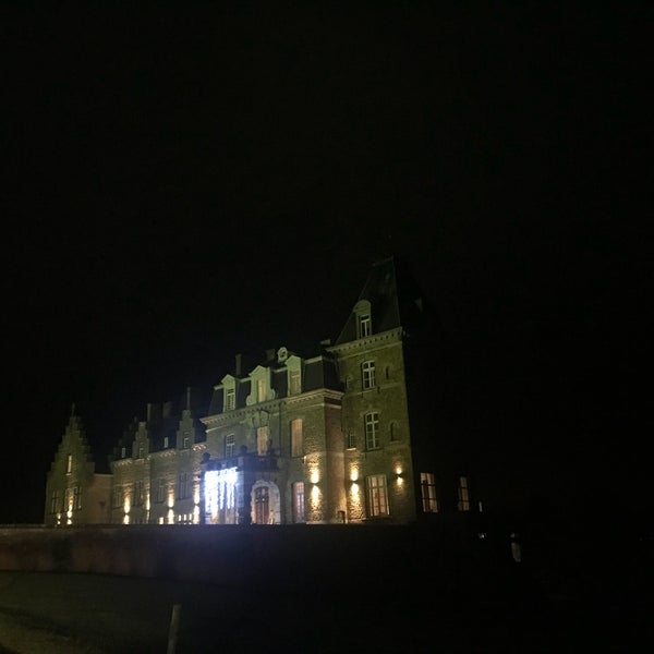 รูปภาพถ่ายที่ Château de la Poste โดย Milana L. เมื่อ 12/23/2017