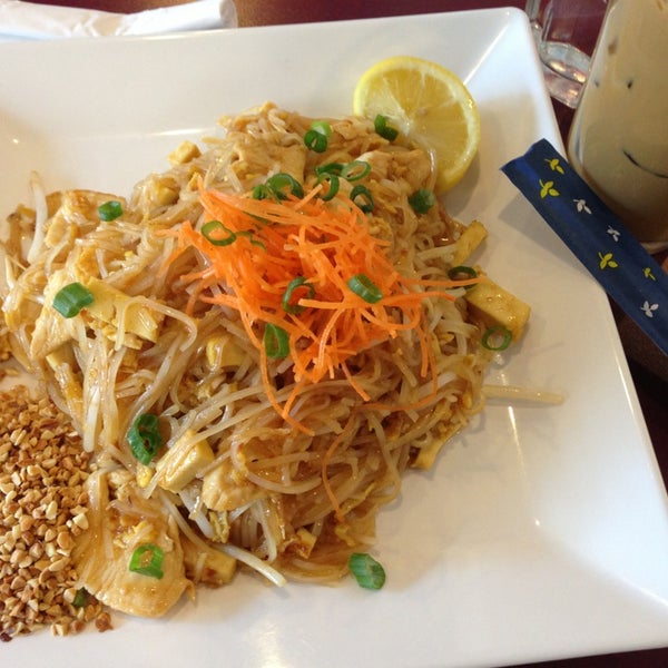 Foto tomada en Amarit Thai Restaurant  por Beata Y. el 8/19/2013