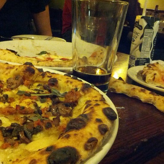 Foto tomada en Roscoe&#39;s Neapolitan Pizzeria  por Trevor M. el 10/27/2012
