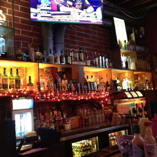 รูปภาพถ่ายที่ Effins Pub &amp; Grill โดย Jason M. เมื่อ 10/31/2012
