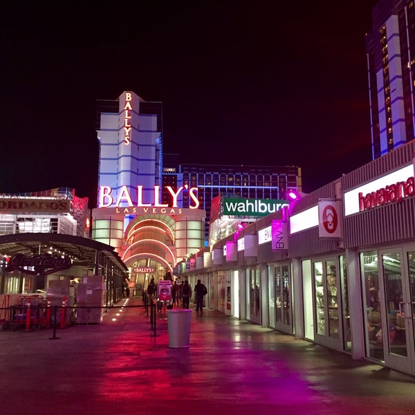 Foto tirada no(a) Grand Bazaar Shops Las Vegas por ANABEL C. em 11/23/2016