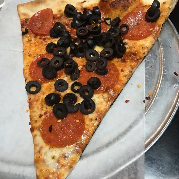 รูปภาพถ่ายที่ Front Street Pizza โดย ANABEL C. เมื่อ 3/5/2019