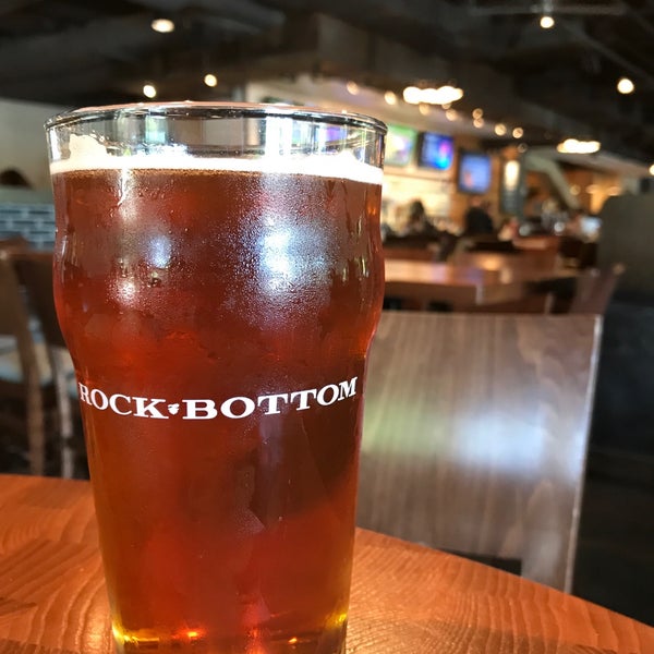 Снимок сделан в Rock Bottom Restaurant &amp; Brewery пользователем Larry C. 4/14/2017