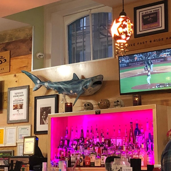 Снимок сделан в Shark Shack Beach Bar &amp; Grill пользователем Amy L. 5/24/2019