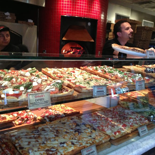 Foto tomada en Carluccio&#39;s Coal Fired Pizza  por Amy L. el 4/11/2013