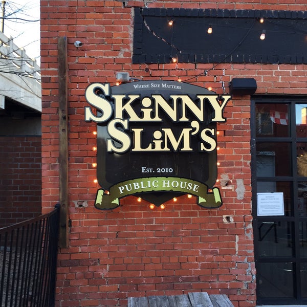 รูปภาพถ่ายที่ Skinny Slims Public House โดย Amy L. เมื่อ 1/28/2016