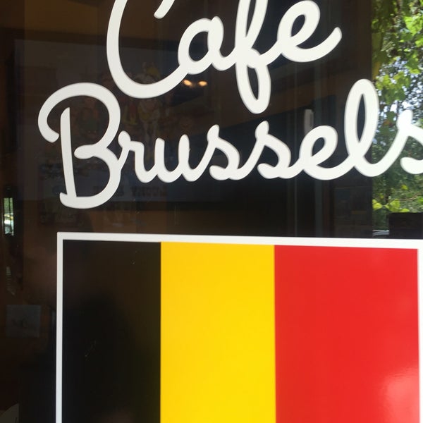 Das Foto wurde bei Cafe Brussels von Jonathan D. Y. am 8/19/2016 aufgenommen