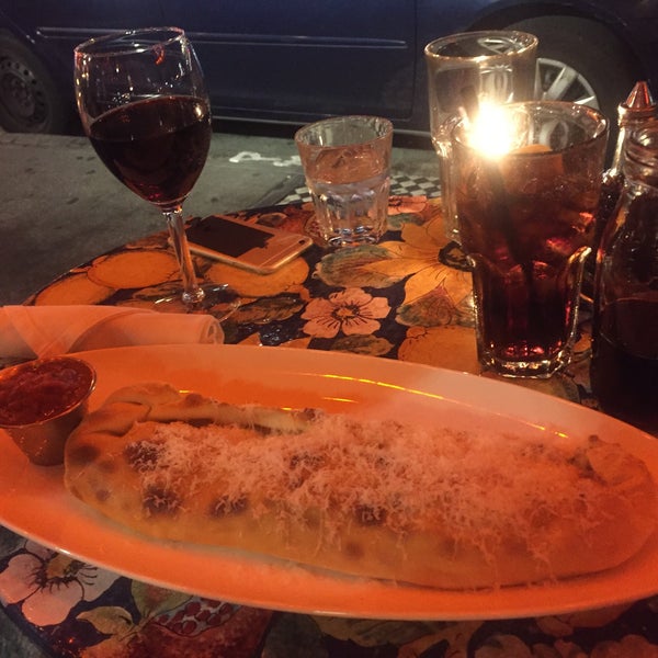 Foto scattata a Calzone&#39;s Pizza Cucina da Deb P. il 9/2/2017