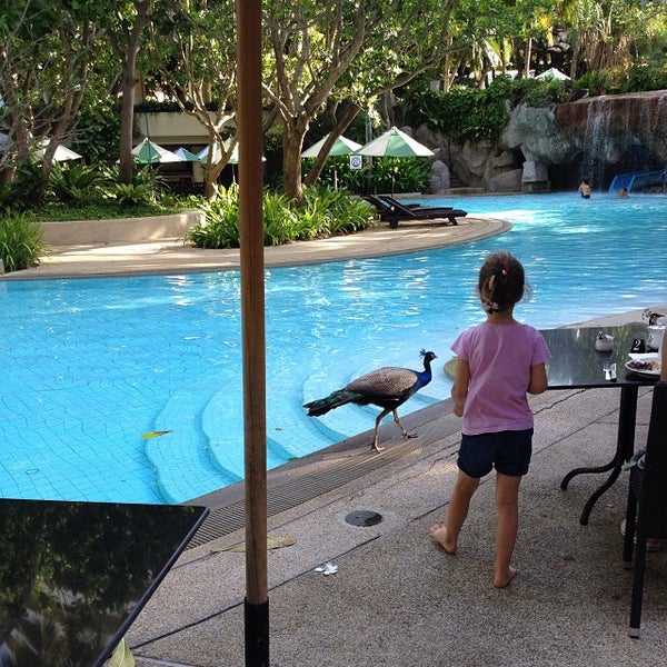 Photo prise au Garden Pool @ Hilton Phuket Arcadia Resort &amp; Spa par echo m. le10/2/2013