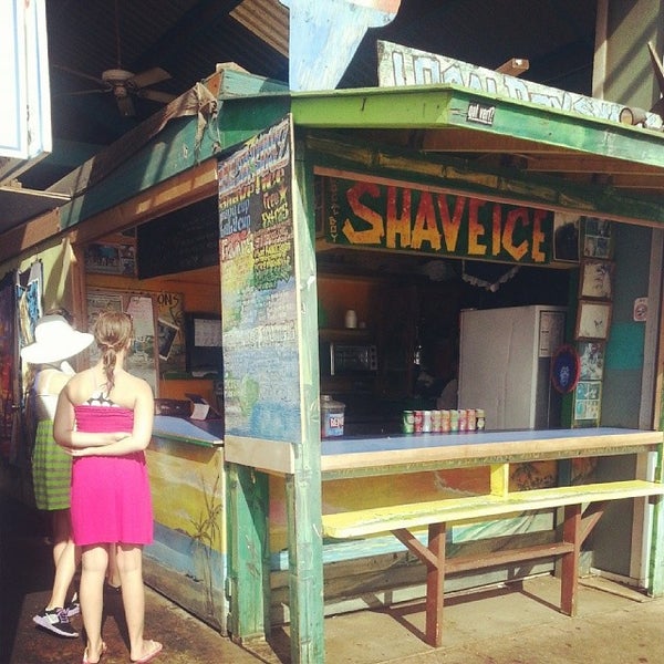 Photo taken at Local Boys Shave Ice - Kihei by Arthur R. on 4/11/2014
