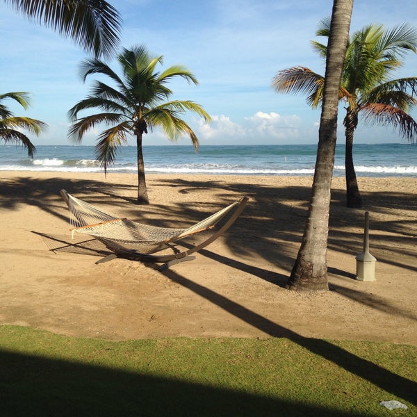 Foto diambil di Courtyard by Marriott Isla Verde Beach Resort oleh Sarah J. pada 1/19/2015