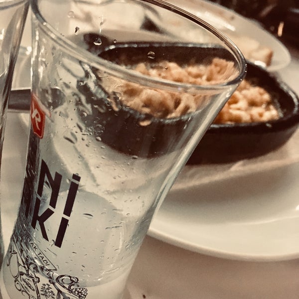 Das Foto wurde bei Ali Baba Restaurant Kadıköy von Çağatay am 6/22/2019 aufgenommen