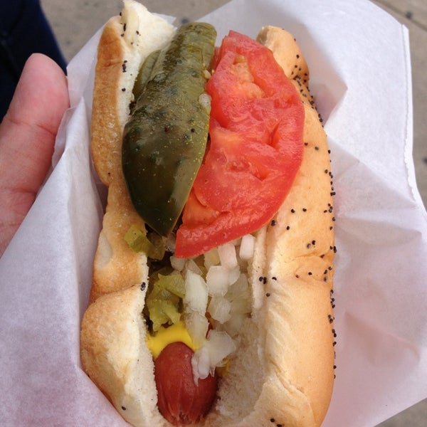 7/28/2013 tarihinde Stina M.ziyaretçi tarafından Kim &amp; Carlo&#39;s Chicago Style Hot Dogs'de çekilen fotoğraf
