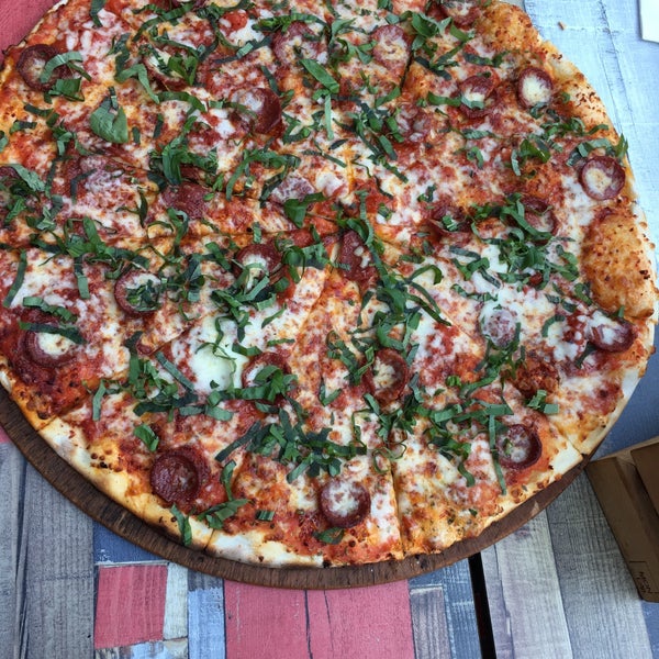 Das Foto wurde bei The Upper Crust Pizzeria von Merve G. am 5/21/2017 aufgenommen
