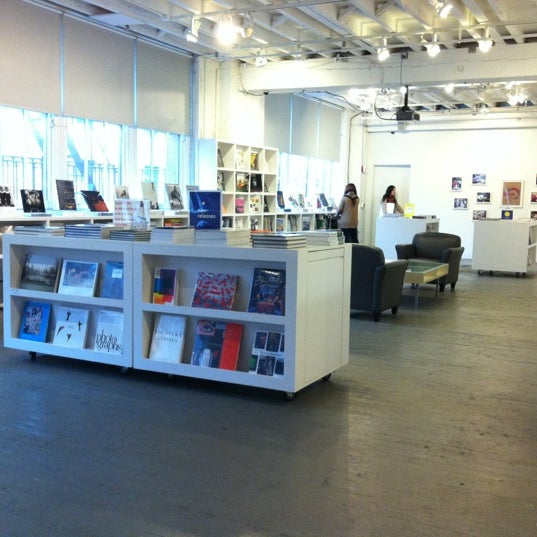 Снимок сделан в Aperture Foundation: Bookstore and Gallery пользователем Aeni K. 10/9/2012