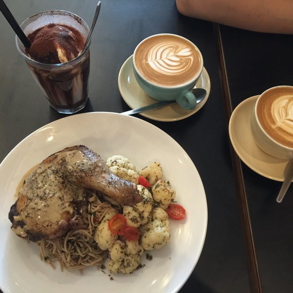 Roast chicken dish is so so. Although given a large piece of chicken thigh but the meat flavour was very mild to tasteless. Not tasty. Two thumbs up for the coffee and chocolate!