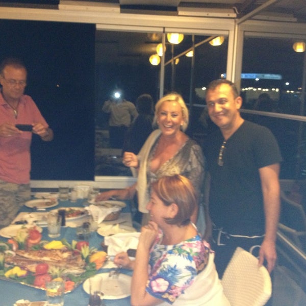 รูปภาพถ่ายที่ Beyaz Balık Restaurant โดย Osman A. เมื่อ 8/6/2013
