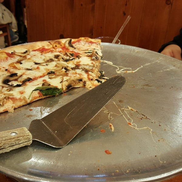 10/22/2016 tarihinde Tracy B.ziyaretçi tarafından Europa Pizzeria'de çekilen fotoğraf