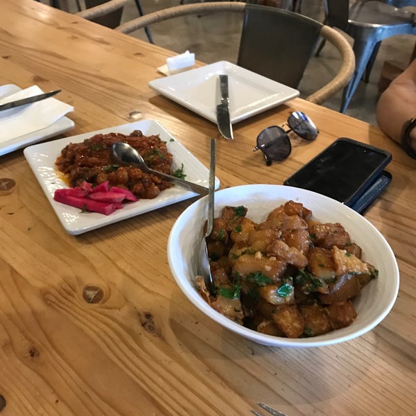 1/5/2018 tarihinde Omar A.ziyaretçi tarafından Sunnin Lebanese Cuisine'de çekilen fotoğraf