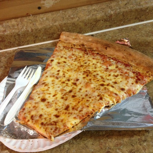 Снимок сделан в Jumbo Slice Pizza пользователем Steve B. 4/8/2013