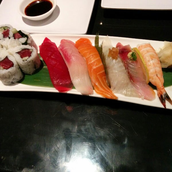 Foto tirada no(a) Ocean Blue Sushi Club por AD r. em 2/4/2014